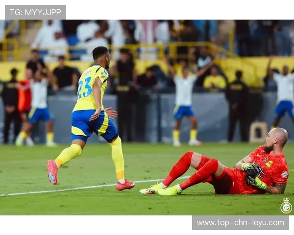 本泽马禁区扛住防守转身抽射得分：一脚定乾坤，足球场上的魔术师