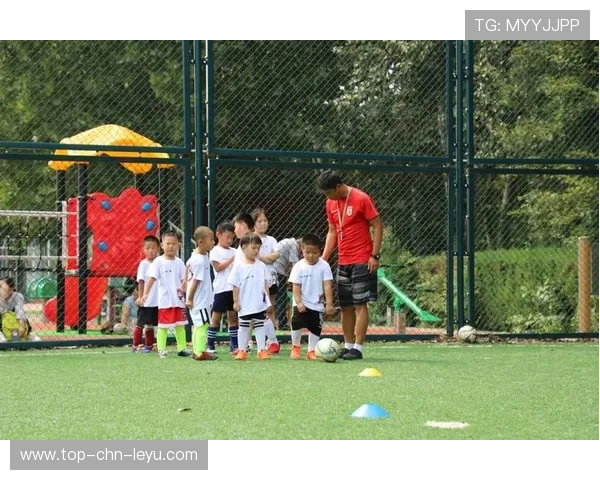 足球俱乐部举行夏季公开训练课,足球训练夏令营 足球俱乐部举行夏季公开训练课,足球训练夏令营